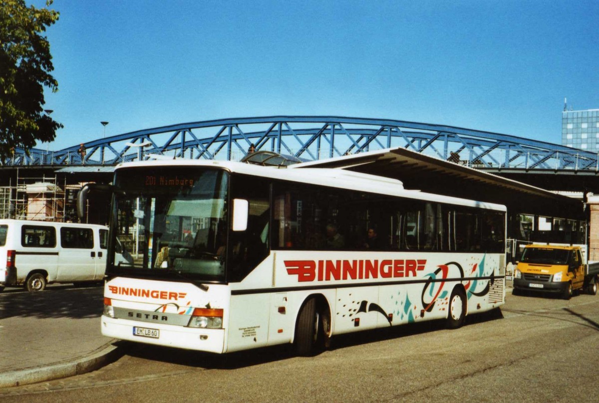 (121'614) - Binninger, Vrstetten - EM-LB 60 - Setra am 20. Oktober 2009 beim Bahnhof Freiburg