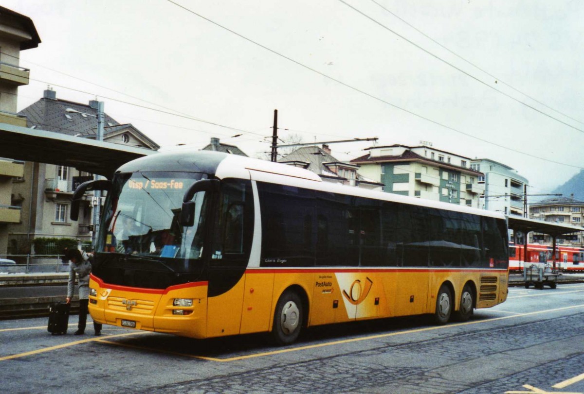 (122'724) - PostAuto Wallis - VS 241'984 - MAN am 12. Dezember 2009 beim Bahnhof Brig