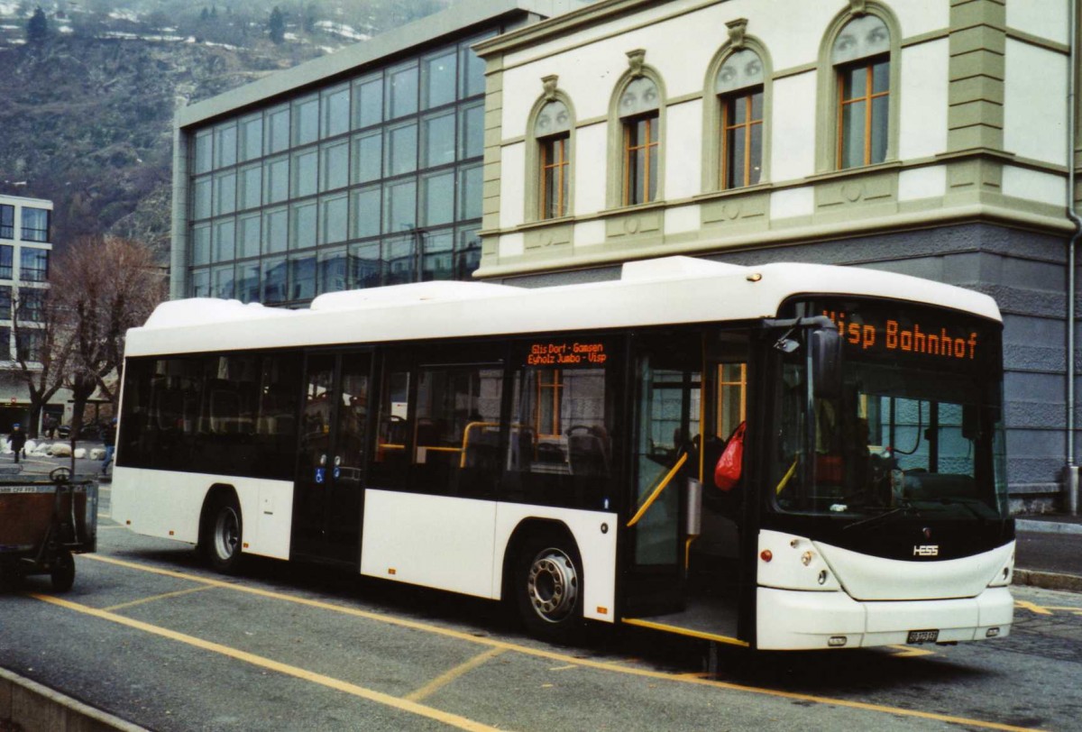 (122'730) - Hess, Bellach - SO 123'131 - Scania/Hess am 12. Dezember 2009 beim Bahnhof Brig (Einsatz PostAuto)