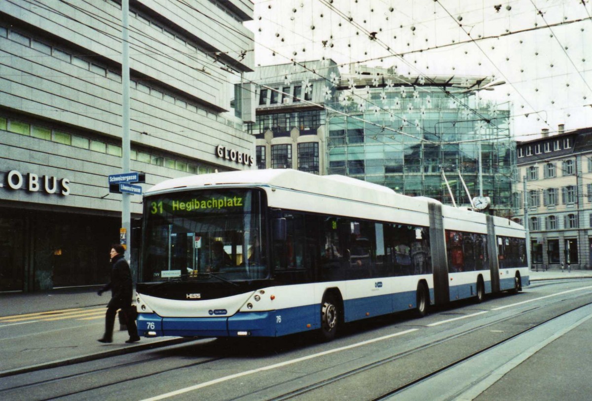 (122'836) - VBZ Zrich - Nr. 76 - Hess/Hess Doppelgelenktrolleybus am 13. Dezember 2009 in Zrich, Lwenplatz