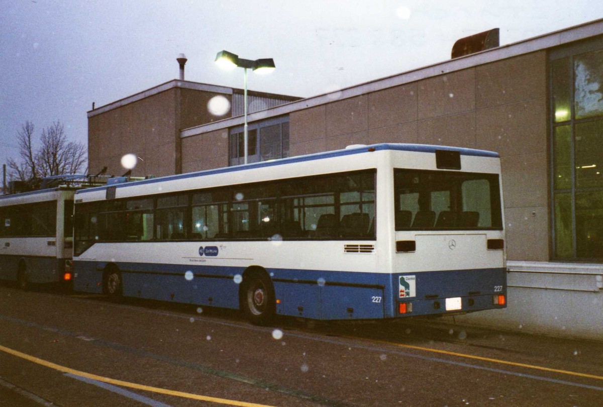 (123'035) - VBZ Zrich - Nr. 227/ZH 588'227 - Mercedes am 13. Dezember 2009 in Zrich, Garage Hardau