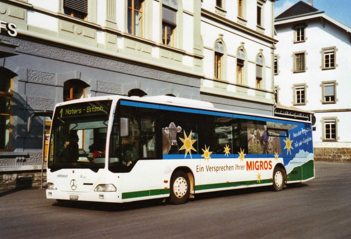 (124'901) - PostAuto Wallis - VS 241'962 - Mercedes am 12. Mrz 2010 beim Bahnhof Brig