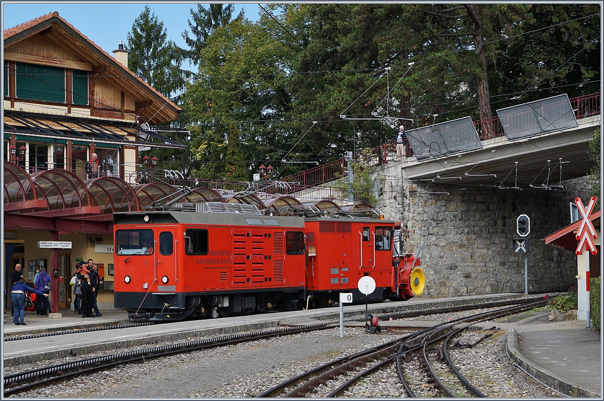 125 Jahre Rochers de Naye Bahn 1897 - 2017: die Feierlichkeiten zum Jubiläum 125 Jahre Rochers de Naye Bahn fanden Mitte September statt, unter anderem mit einer live kommentierten Fahrzeugparade in Glion. Modern ging es weiter mit dem vierten und letzten Programmpunkt: die Hem 2/2 N° 11 und den X rote 4. 
Im Gegensatz zu den anderen 80 cm Schamlspurbahnen wie die Brienz Rothorn Bahn BRB, die Schynige Platte Bahn SPB und die Monte Generoso Bahn MG verkehrt die Rochers de Naye Bahn ganzjährig, bis Haut-de-Caux sogar im Verbundtarif, und ist somit darauf angewiesen, auch bei widrigen Wetterverhältnissen ihre Dienste anbieten zu können, dafür - so der Kommentator - ist man mit der Hem 2/2 und der X rote 4 bestens gerüstet. 
16. Sept. 2017