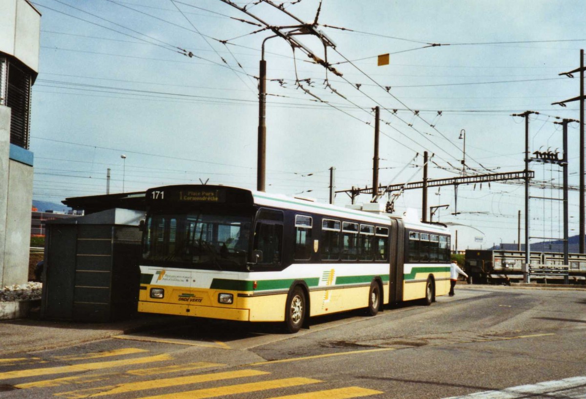 (125'213) - TN Neuchtel - Nr. 171 - FBW/Hess Gelenktrolleybus am 22. Mrz 2010 beim Bahnhof Marin