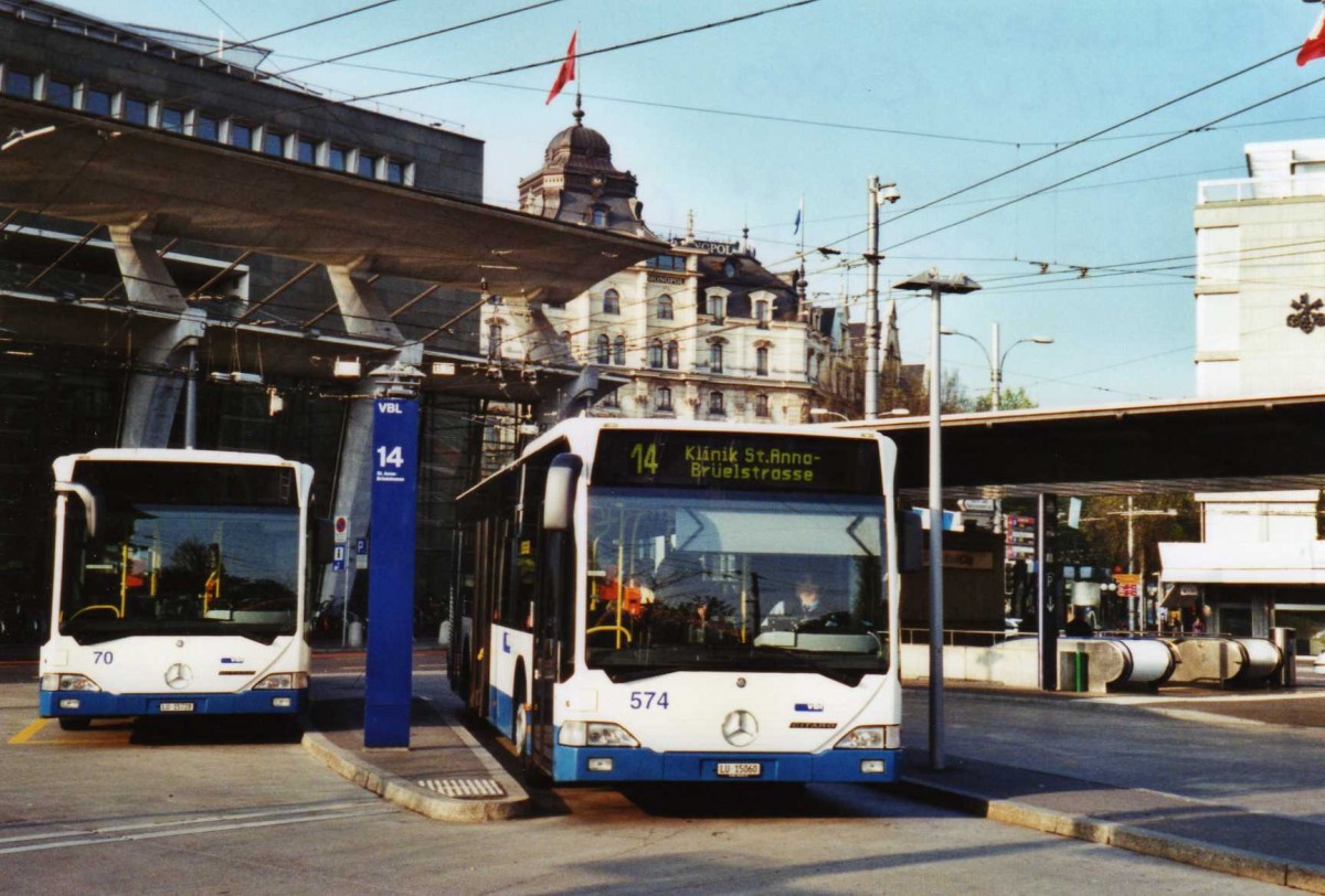 (125'530) - VBL Luzern - Nr. 70/LU 15'728 + Nr. 574/LU 15'060 - Mercedes am 24. April 2010 beim Bahnhof Luzern