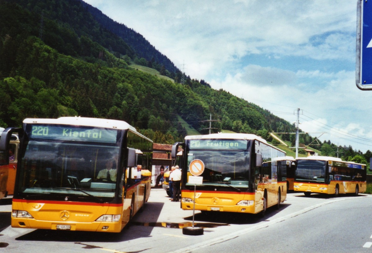 (126'730) - PostAuto Bern - BE 508'209 - Mercedes (ex Portenier, Adelboden Nr. 9) + BE 489'810 - Mercedes (ex Portenier, Adelboden Nr. 10) am 29. Mai 2010 beim Bahnhof Reichenbach