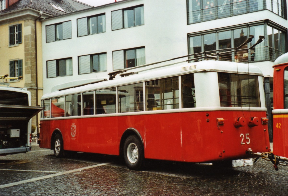 (127'016) - VW Winterthur - Nr. 25 - Saurer/Saurer Trolleybus am 19. Juni 2010 in Winterthur, Marktplatz