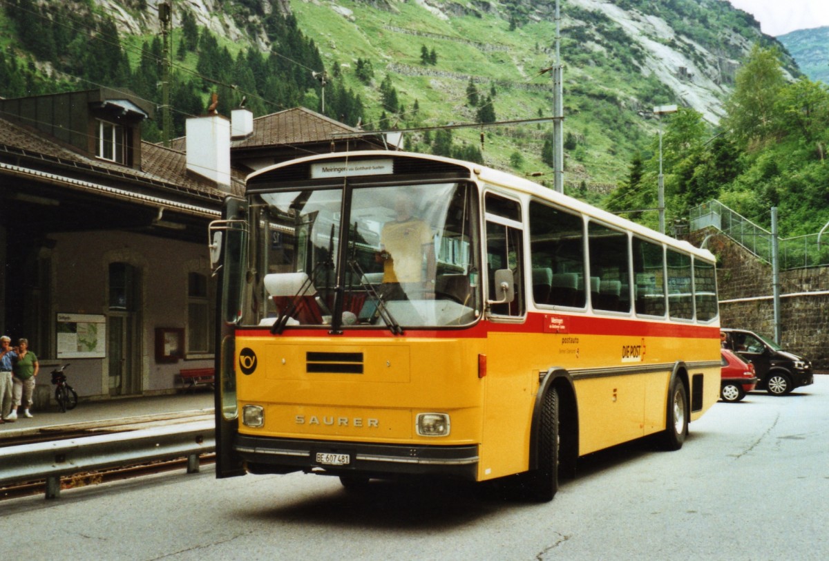 (127'431) - AVG Meiringen - Nr. 74/BE 607'481 - Saurer/R&J (ex P 24'357) am 4. Juli 2010 beim Bahnhof Gschenen