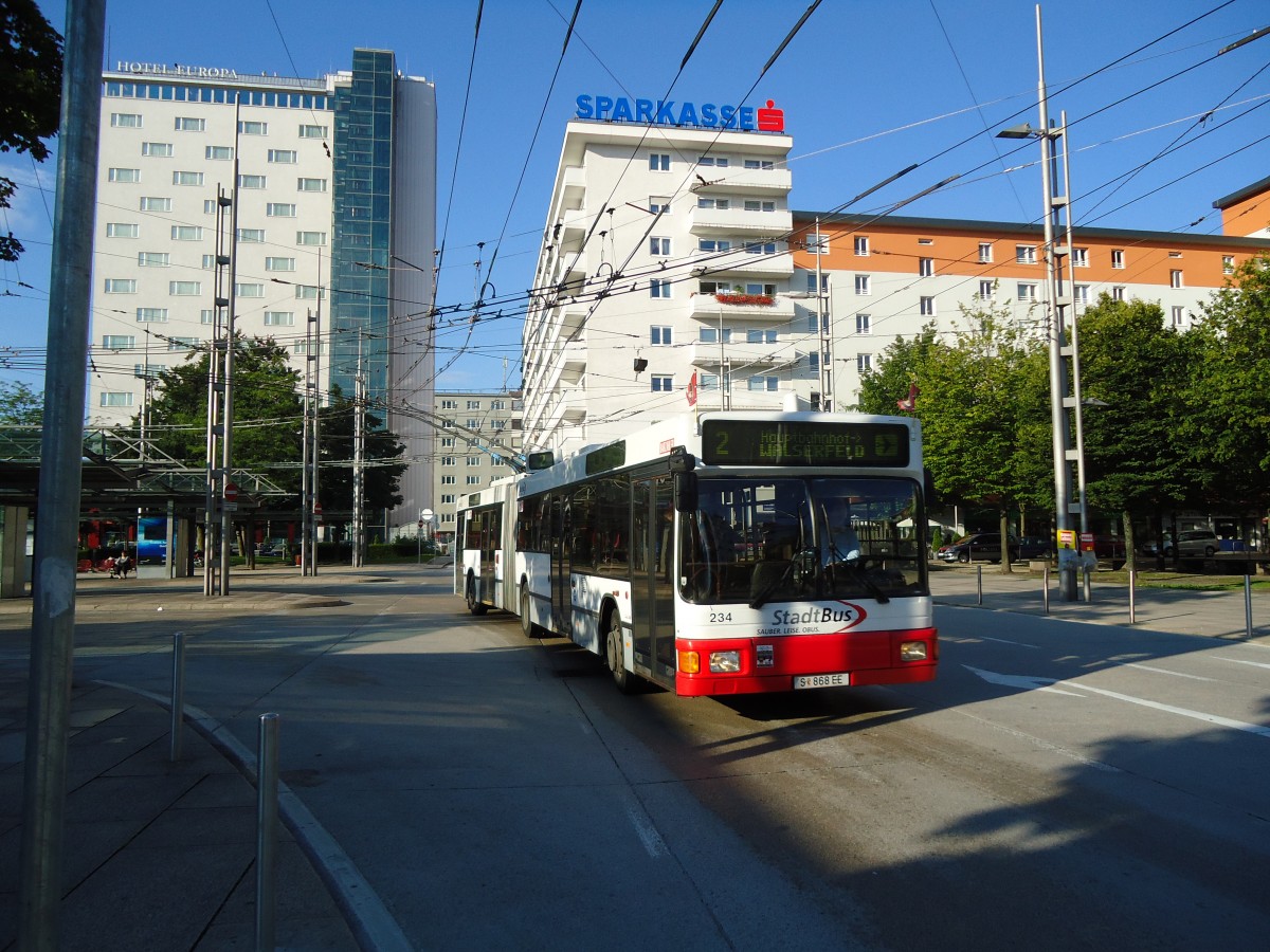 (128'304) - StadtBus, Salzburg - Nr. 234/S 868 EE - Grf&Stift Gelenktrolleybus (ex Nr. 9574) am 8. August 2010 beim Bahnhof Salzburg