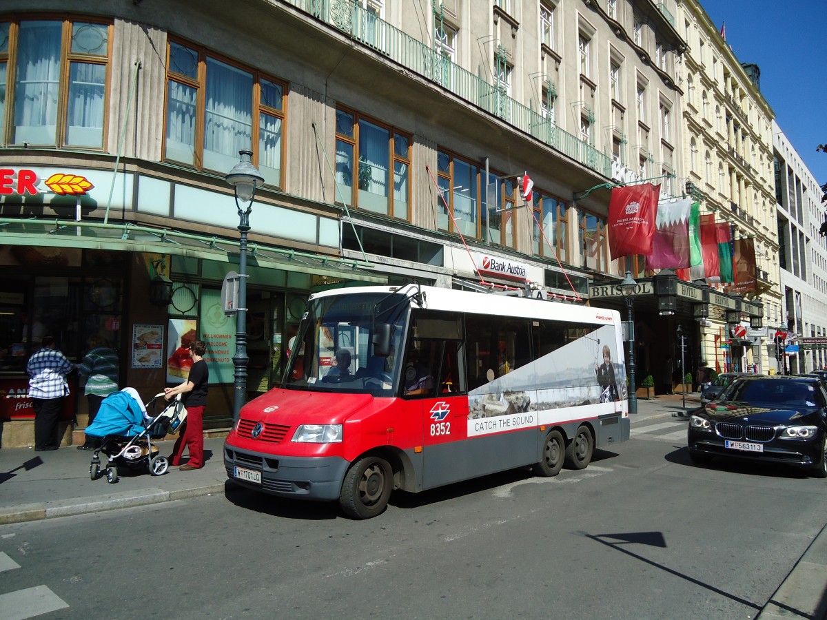 (128'394) - Wiener Linien - Nr. 8352/W 1701 LO - VW/Kutsenits am 9. August 2010 in Wien-Krntner Ring, Oper