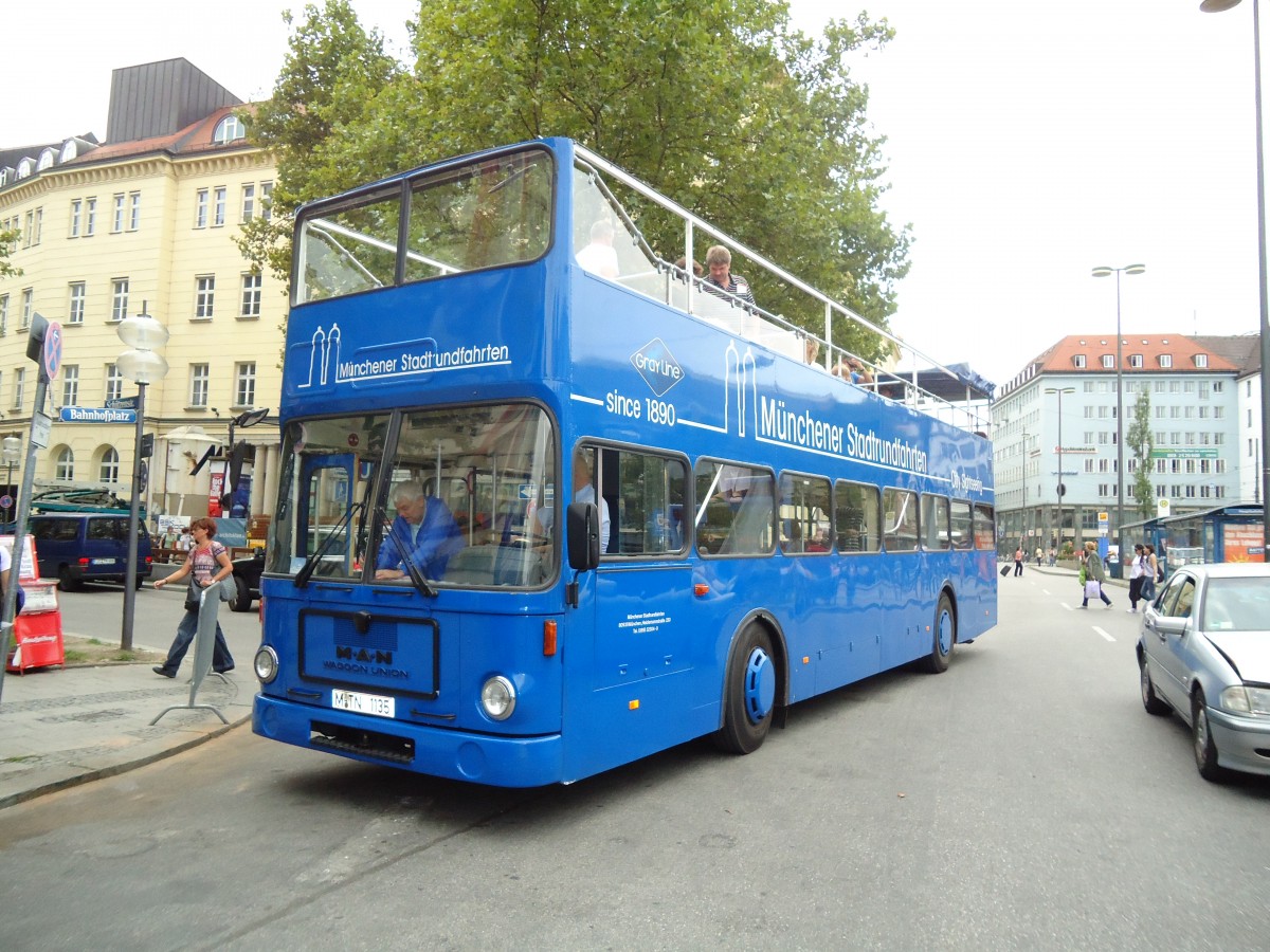 (128'613) - Mnchener Stadtrundfahrten, Mnchen - M-TN 1135 - MAN am 11. August 2010 beim Hauptbahnhof Mnchen