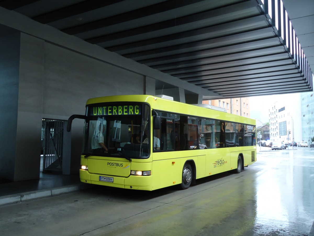 (128'665) - PostBus - PT 12'564 - Scania/Hess am 11. August 2010 beim Bahnhof Innsbruck