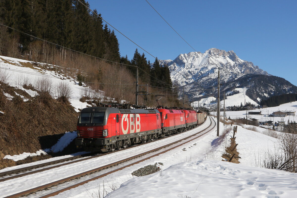 1293 010, 1116 167 und 1016 023 mit einem gemischten Gterzug aus Hochfilzen kommend am 15. Februar 2023 bei Pfaffenschwend.