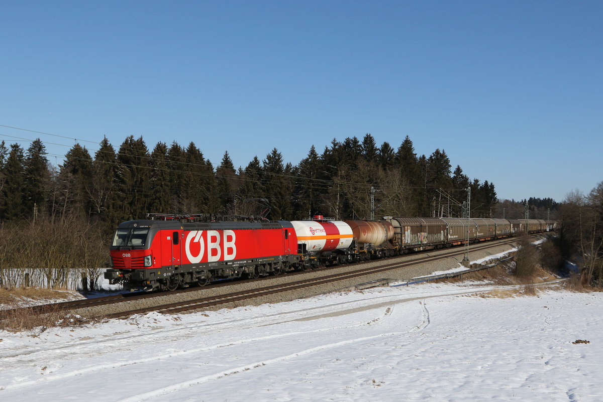 1293 019 mit einem  Mischer  aus Salzburg kommend am 13. Februar 2021 bei Grabensttt im Chiemgau.