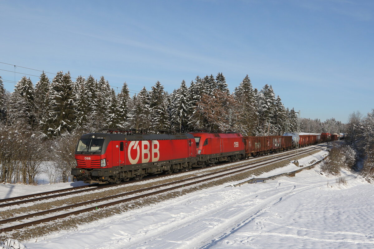 1293 045 und 1016 024 mit einem gemischten Gterzug am 13. Dezember 2022 bei Grabensttt im Chiemgau.