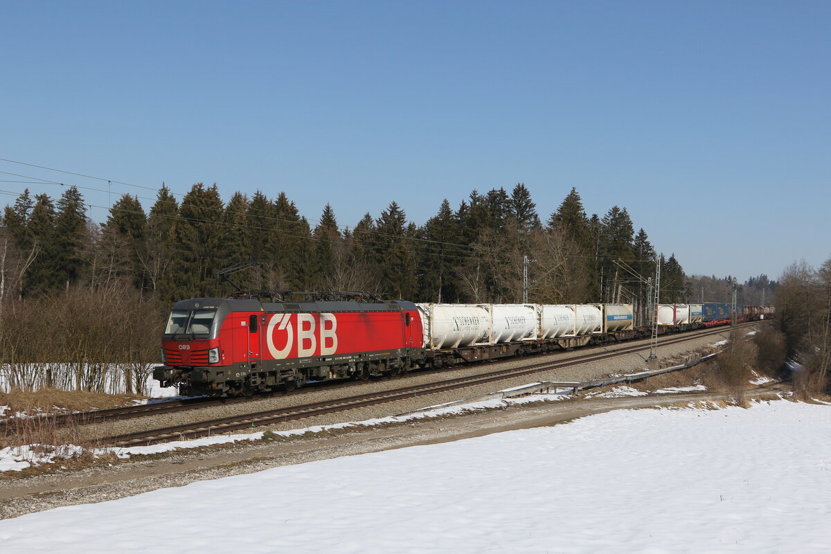 1293 062 mit einem  KLV  aus Salzburg kommend am 2. Mrz 2023 bei Sossau im Chiemgau.