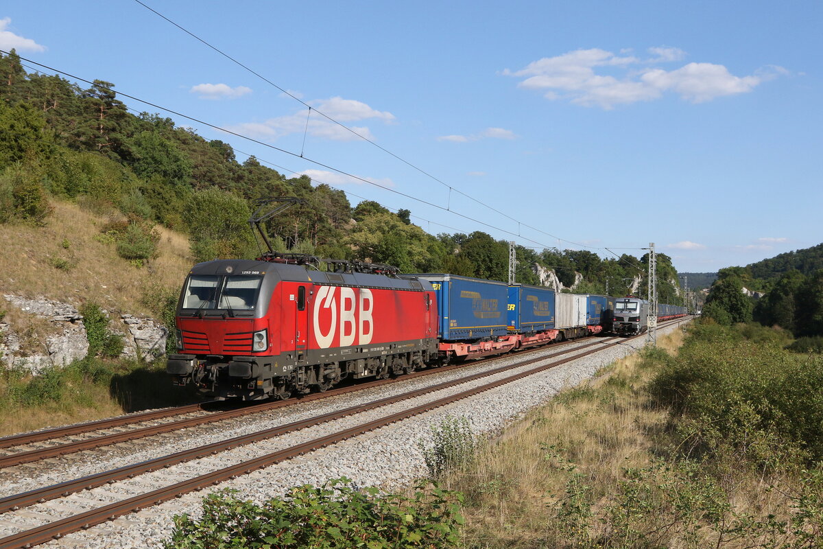 1293 069 mit einem  KLV  am 9. August 2022 bei Hagenacker im Altmhltal.