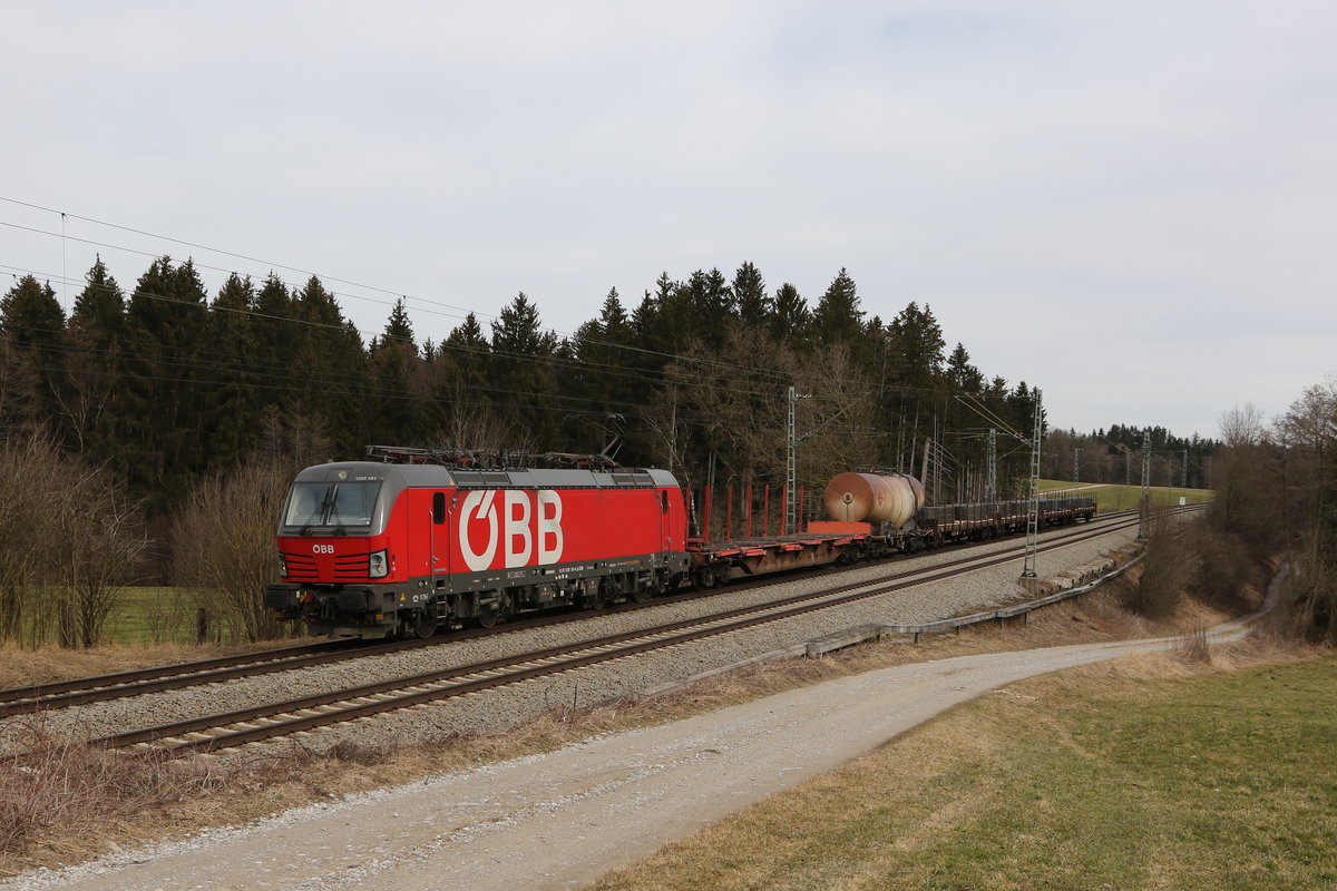 1293 181 war mit einem kurzen  Mischer  bei Grabensttt im Chiemgau in Richtung Rosenheim unterwegs.