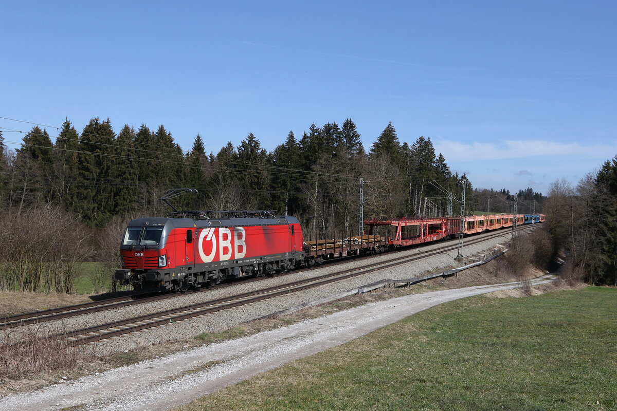 1293 194 mit einem gemischten Gterzug aus Salzburg kommend am 16. Mrz 2023 bei Sossau im Chiemgau.