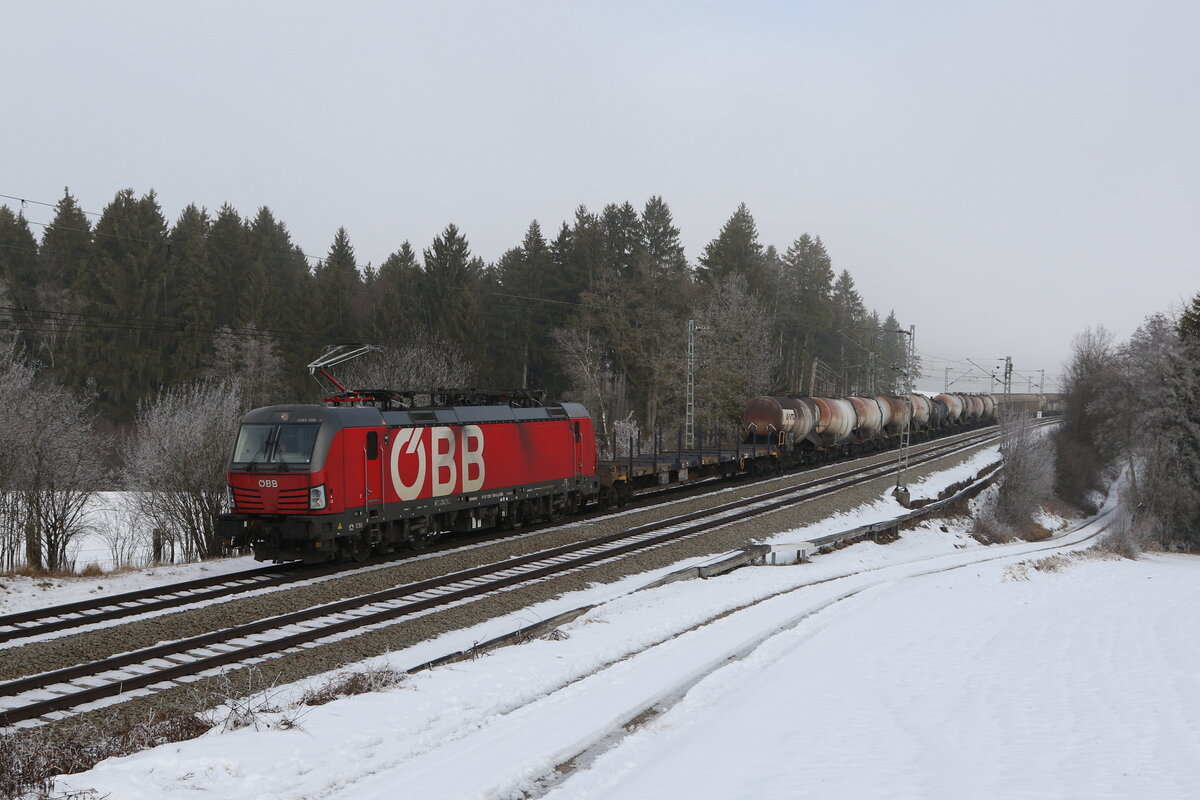 1293 199 war am 25. Januar 2022 mit einem gemischten Gterzug bei Grabensttt in Richtung Mnchen unterwegs.