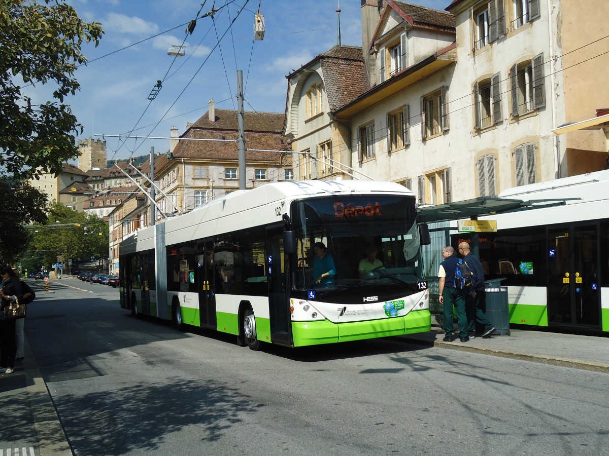 (129'561) - TN Neuchtel - Nr. 132 - Hess/Hess Gelenktrolleybus am 6. September 2010 in Neuchtel, Place Pury