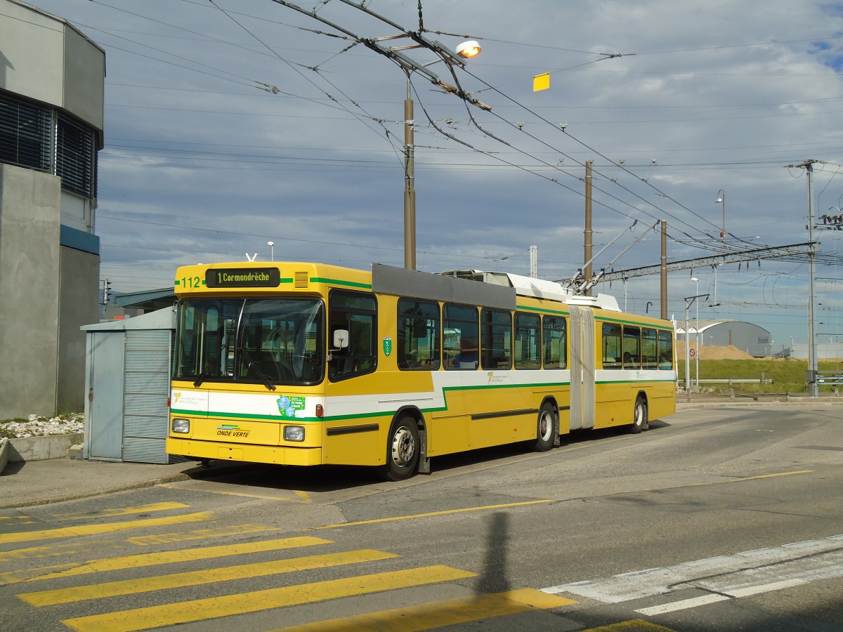 (130'249) - TN Neuchtel - Nr. 112 - NAW/Hess Gelenktrolleybus am 4. Oktober 2010 beim Bahnhof Marin