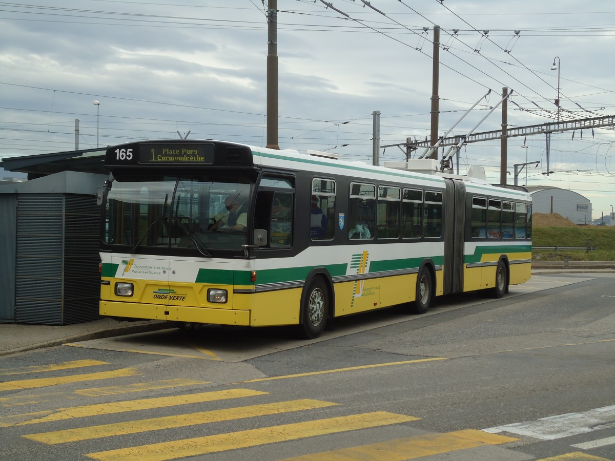 (130'259) - TN Neuchtel - Nr. 165 - FBW/Hess Gelenktrolleybus am 4. Oktober 2010 beim Bahnhof Marin