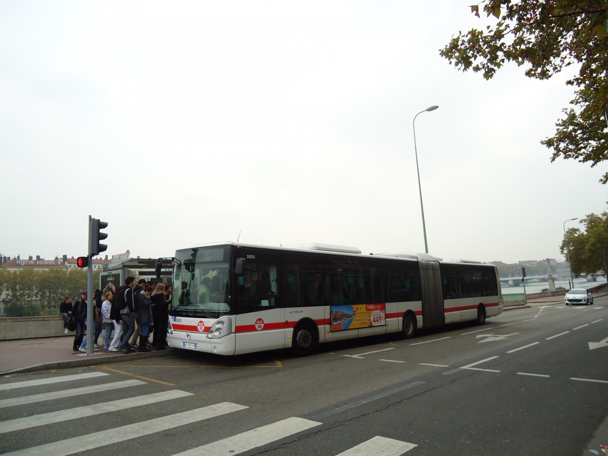 (130'480) - TCL Lyon - Nr. 2023/AP 097 PR - Irisbus am 14. Oktober 2010 in Lyon, Hotel de Ville - Louis Pradel