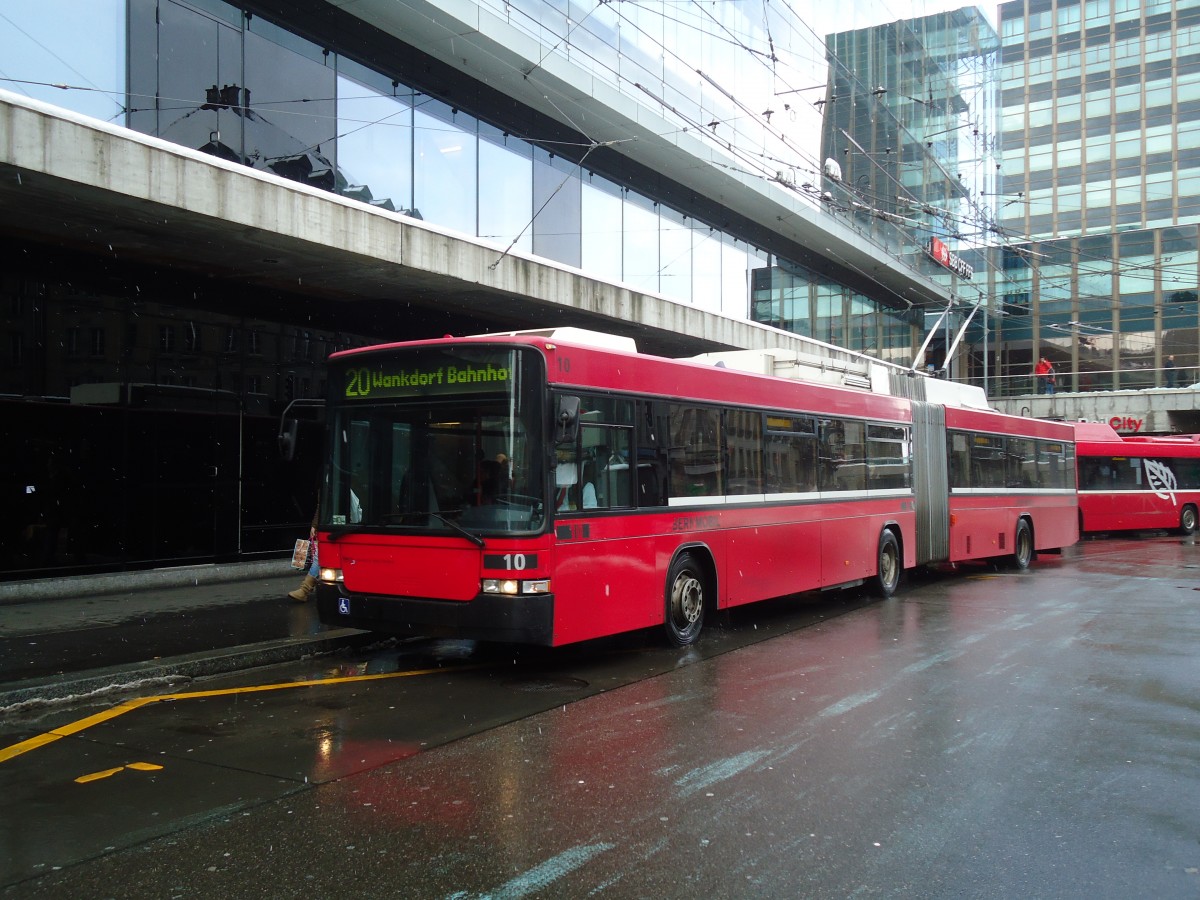 (131'182) - Bernmobil, Bern - Nr. 10 - NAW/Hess Gelenktrolleybus am 29. November 2010 beim Bahnhof Bern