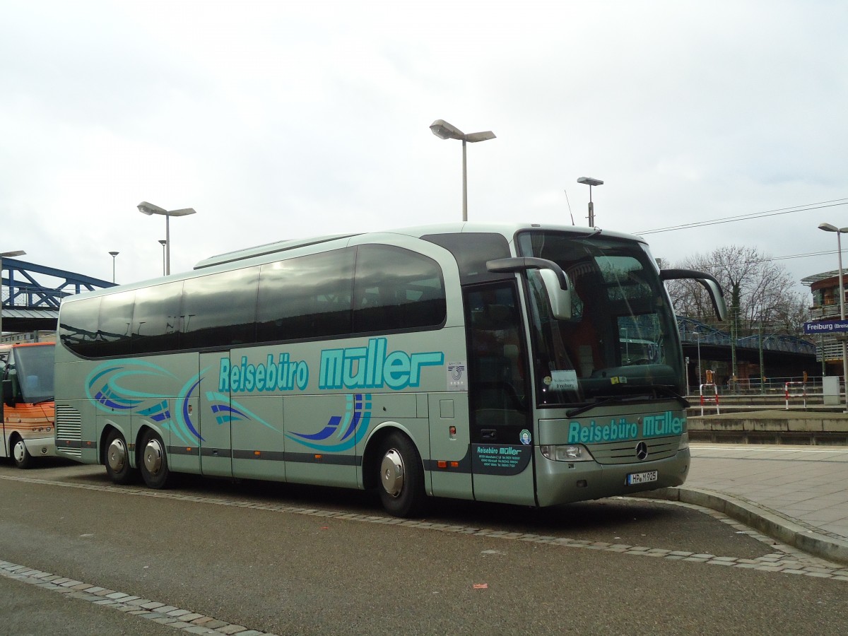 (131'569) - Mller, Mannheim - HP-M 925 - Mercedes am 11. Dezember 2010 beim Bahnhof Freiburg