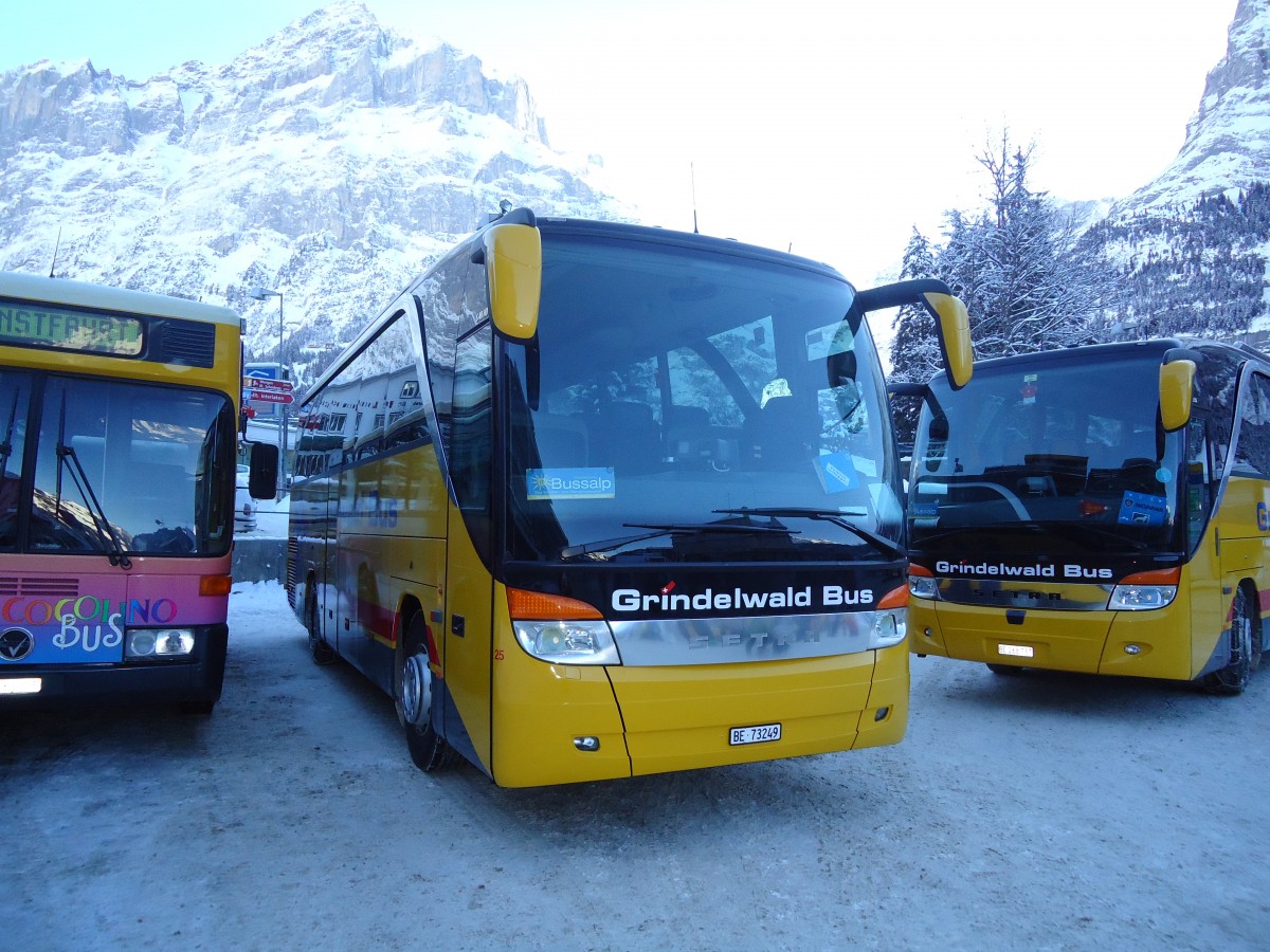 (131'870) - AVG Grindelwald - Nr. 25/BE 73'249 - Setra (ex Dr. Richard, A-Wien) am 31. Dezember 2010 beim Bahnhof Grindelwald