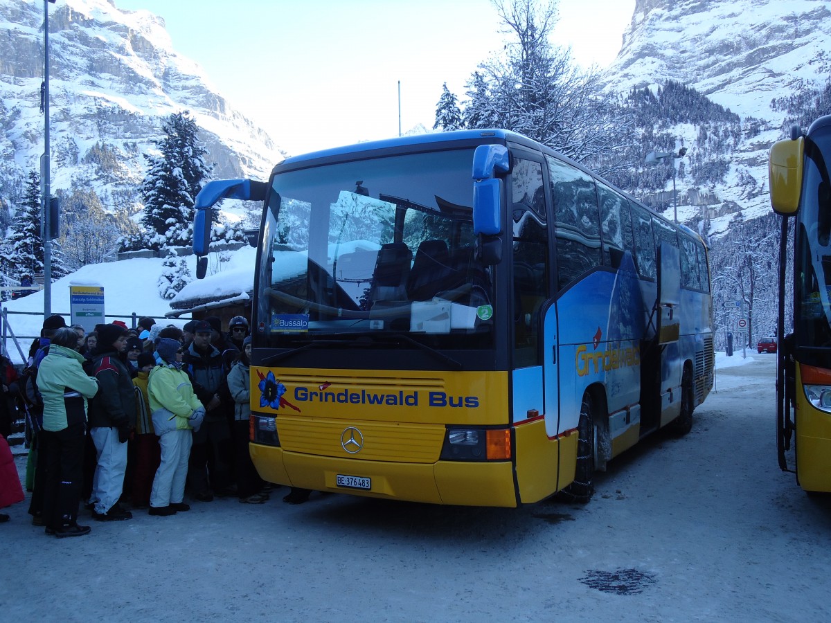 (131'894) - AVG Grindelwald - Nr. 28/BE 376'483 - Mercedes am 31. Dezember 2010 beim Bahnhof Grindelwald