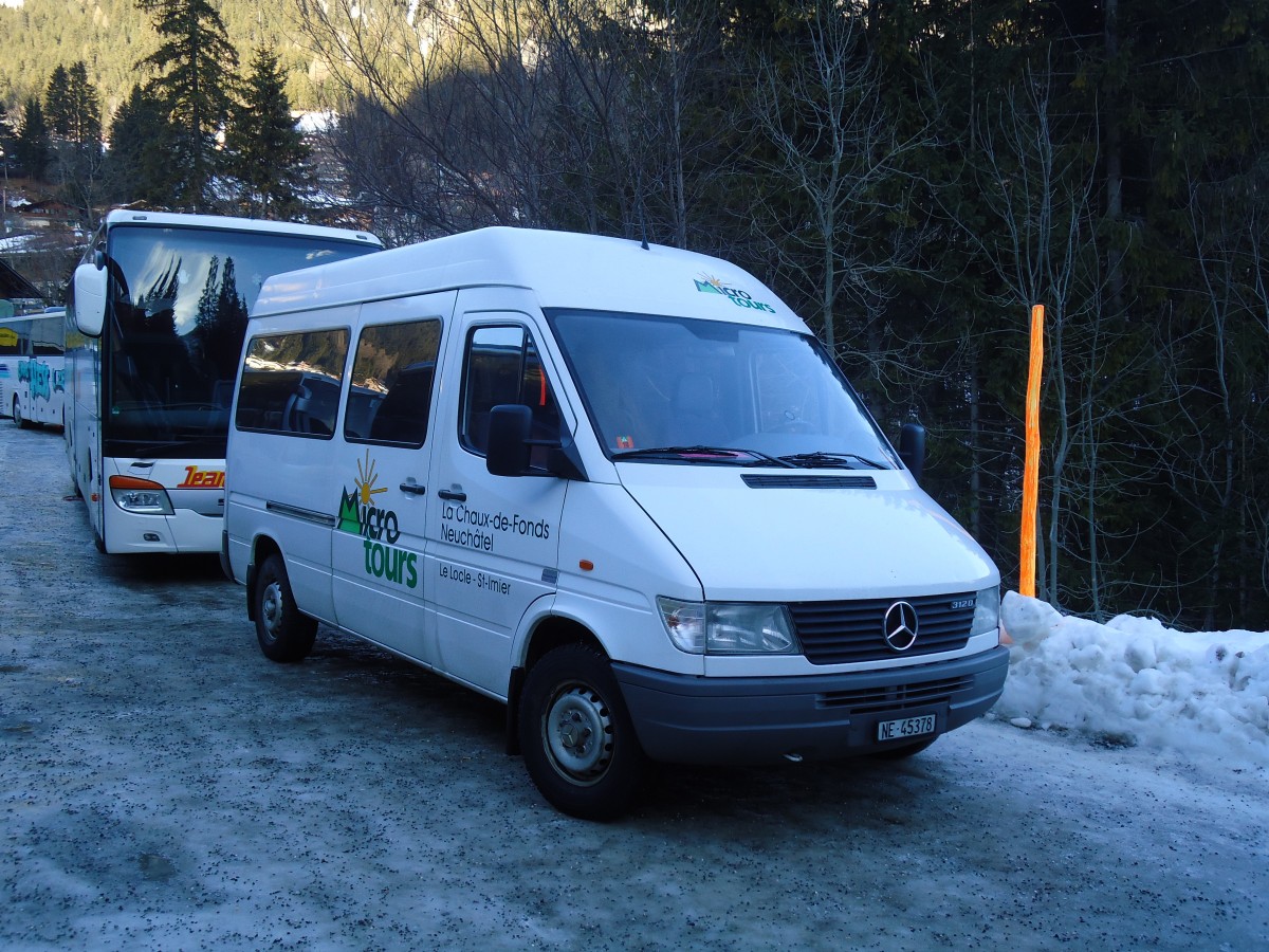 (131'984) - Microtours, La Chaux-de-Fonds - NE 45'378 - Mercedes am 8. Januar 2011 in Adelboden, ASB