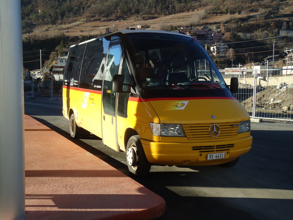 (132'336) - Autotour, Visp - VS 4411 - Mercedes (ex Lehner, Brchen) am 16. Januar 2011 beim Bahnhof Visp