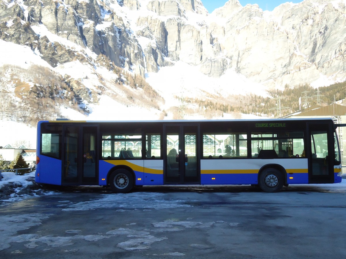 (132'346) - LLB Susten - Nr. 11/VS 38'011 - Mercedes (ex TC La Chaux-de-Fonds Nr. 218) am 16. Januar 2011 in Leukerbad, Busbahnhof