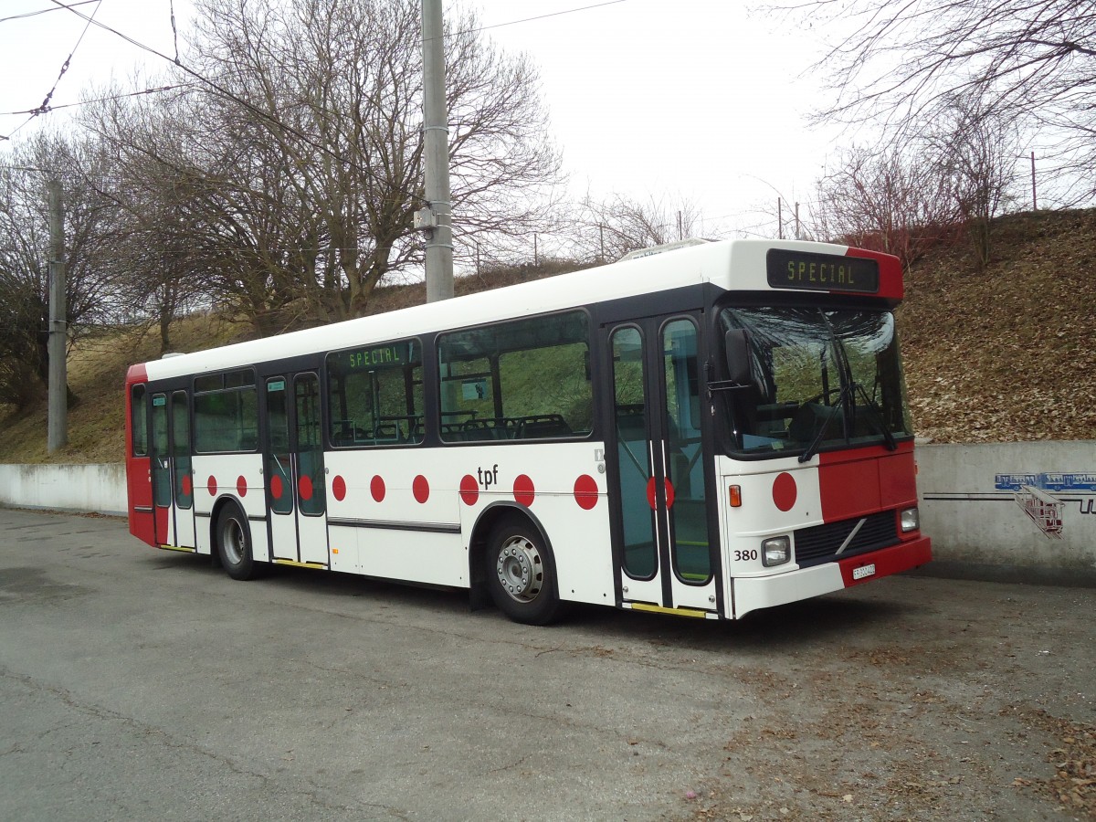 (132'718) - TPF Fribourg - Nr. 380/FR 300'422 - Volvo/Hess (ex TF Fribourg Nr. 80) am 7. Mrz 2011 in Fribourg, Garage