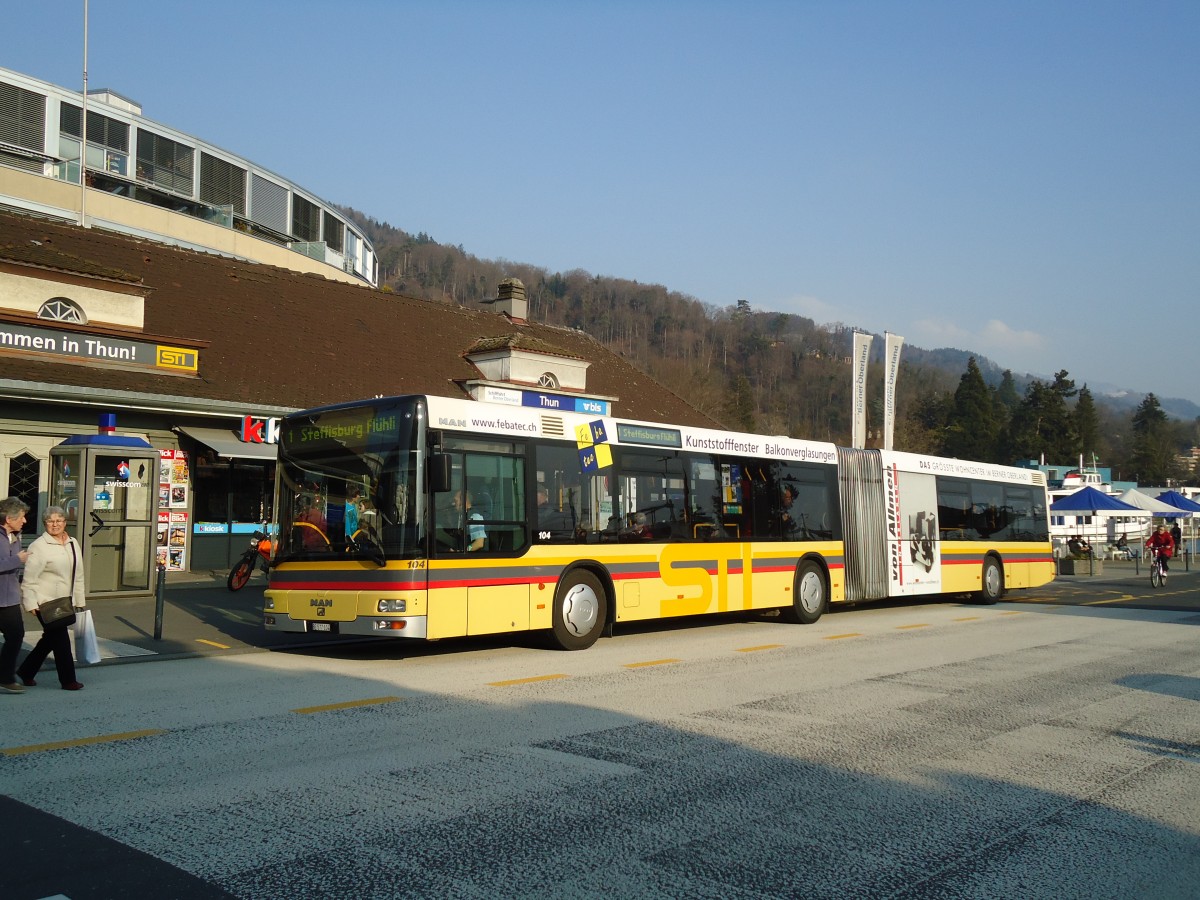 (132'780) - STI Thun - Nr. 104/BE 577'104 - MAN am 8. Mrz 2011 beim Bahnhof Thun