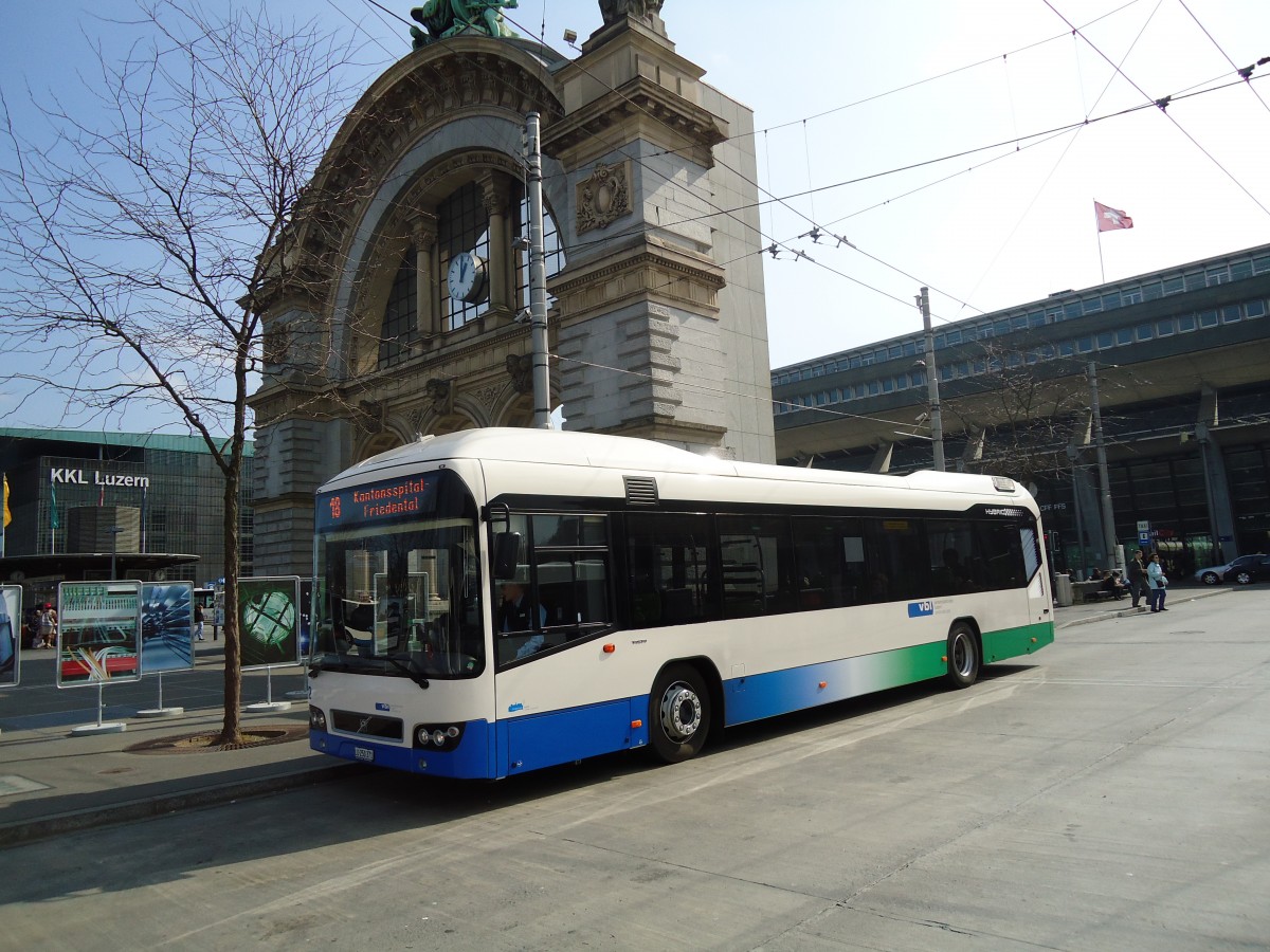 (133'024) - VBL Luzern - Nr. 72/LU 250'371 - Volvo am 11. Mrz 2011 beim Bahnhof Luzern