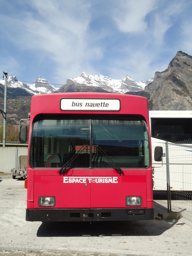 (133'185) - Espace Tourisme, Riddes - Volvo/R&J (ex Bernmobil, Bern Nr. 113) am 3. April 2011 beim Bahnhof Riddes