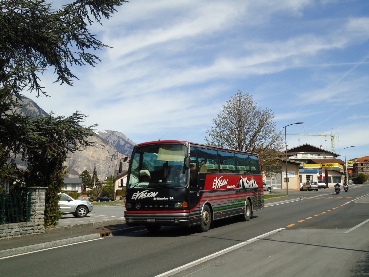 (133'189) - Evasion, St-Maurice - VS 99'946 - Setra (ex Wenger, Interlaken) am 3. April 2011 in Riddes, Rte. Cantonale