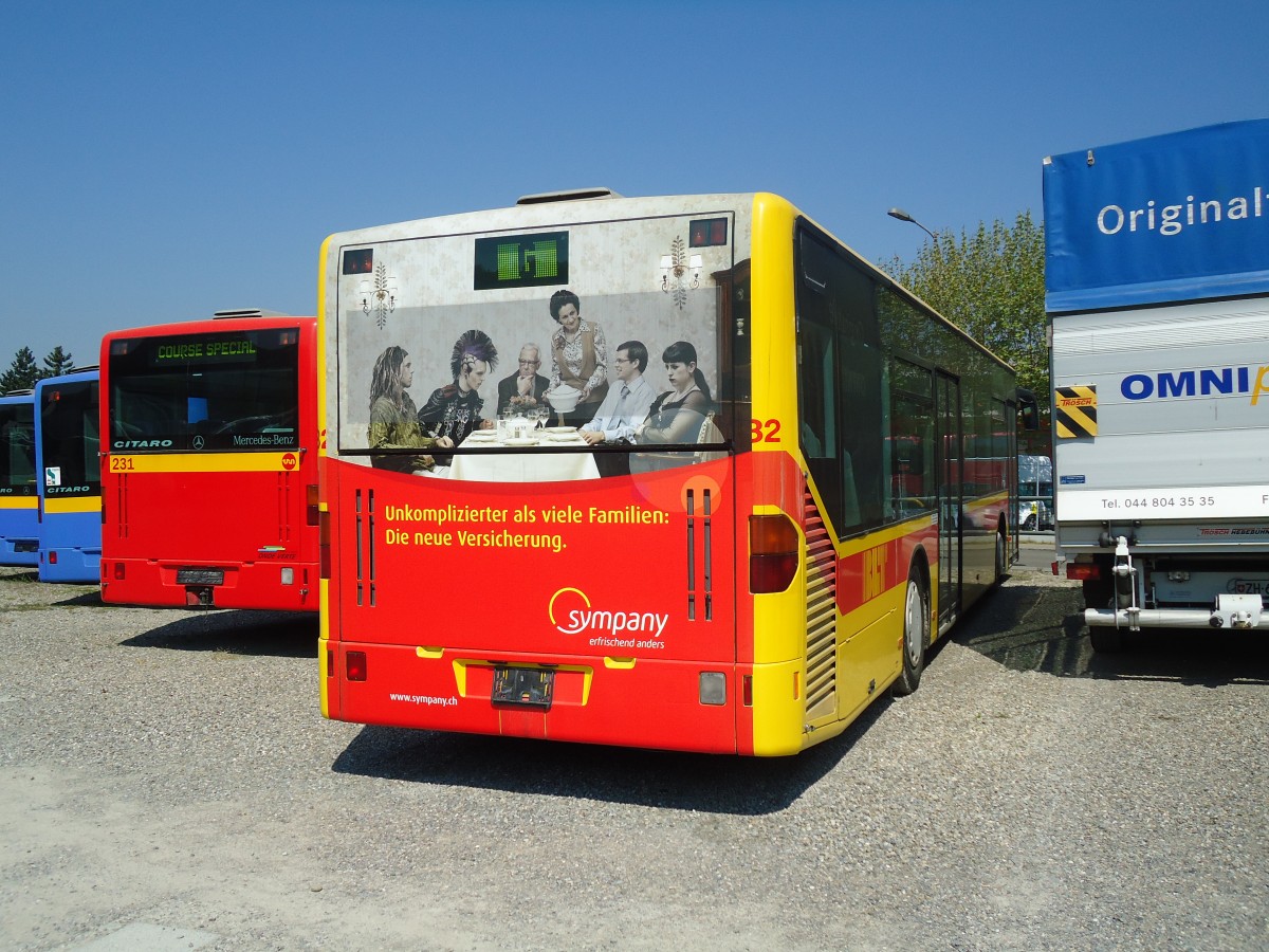 (133'415) - BLT Oberwil - Nr. 82 - Mercedes am 25. April 2011 in Kloten, EvoBus