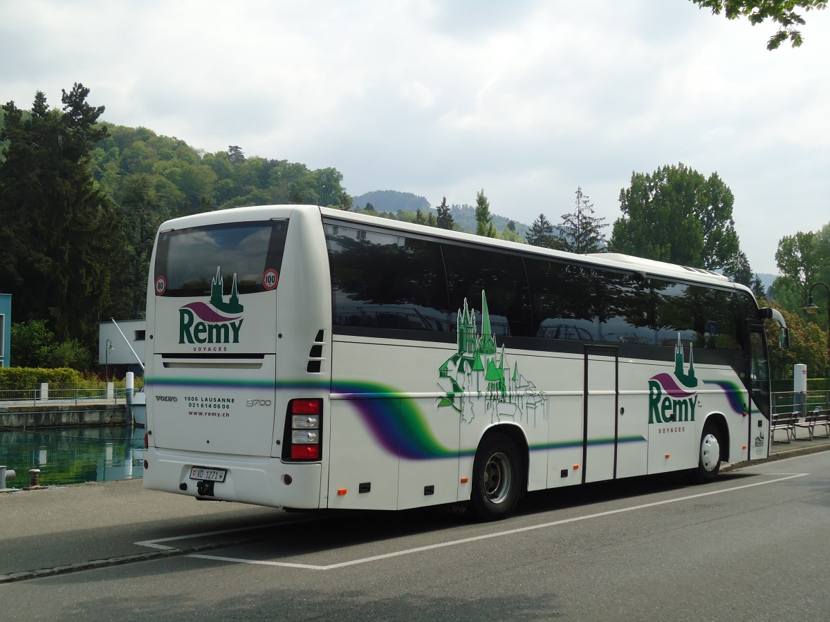 (133'486) - Remy, Lausanne - VD 1271 - Volvo am 27. April 2011 bei der Schifflndte Thun