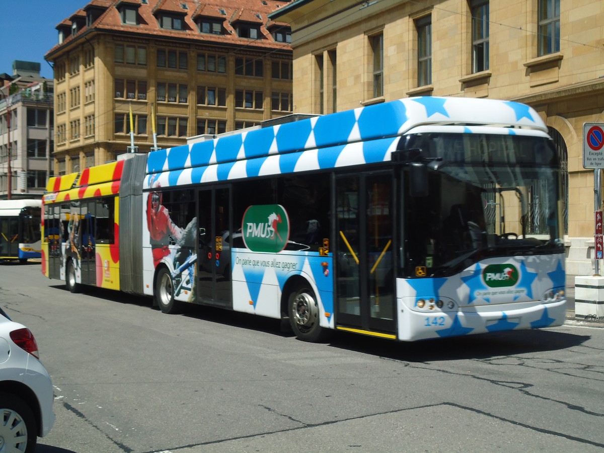 (135'015) - TC La Chaux-de-Fonds - Nr. 142 - Solaris Gelenktrolleybus am 11. Juli 2011 beim Bahnhof La Chaux-de-Fonds