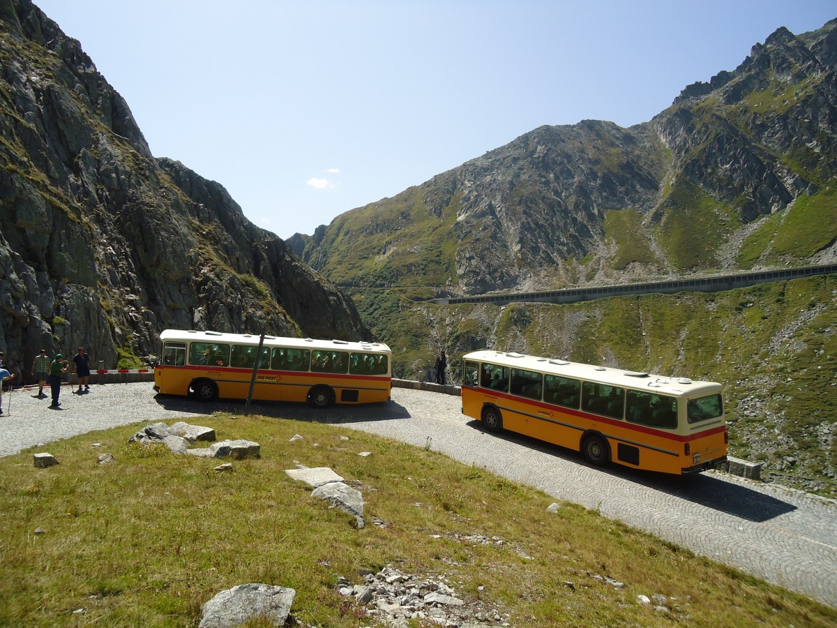 (135'712) - AVG Meiringen - Nr. 74/BE 607'481 - Saurer/R&J (ex P 24'357) + Mark, Andeer - GR 1866 - Saurer/R&J (ex PostAuto Graubnden; ex P 24'350) am 21. August 2011 in Gotthard, Alte Tremolastrasse