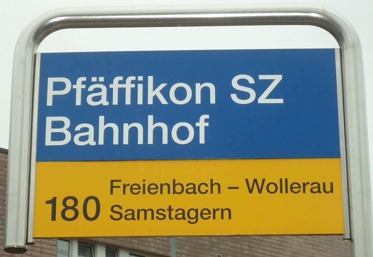 (135'826) - PostAuto-Haltestellenschild - Pfffikon SZ, Bahnhof - am 5. September 2011