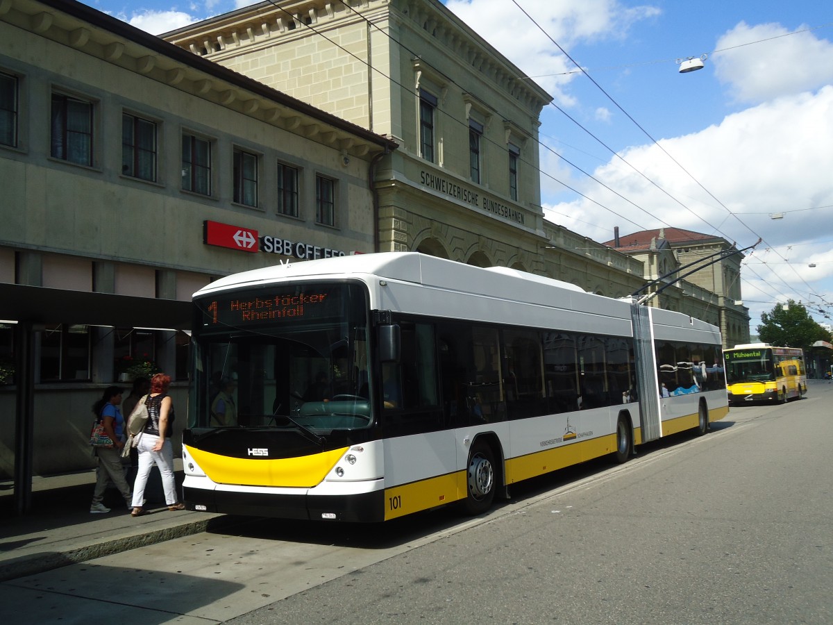 (135'943) - VBSH Schaffhausen - Nr. 101 - Hess/Hess Gelenktrolleybus am 14. September 2011 beim Bahnhof Schaffhausen