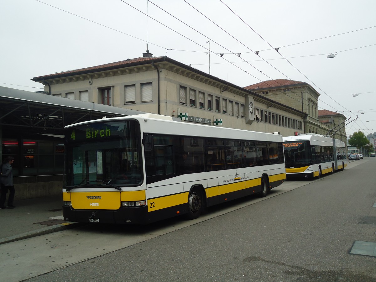 (136'014) - VBSH Schaffhausen - Nr. 22/SH 38'022 - Volvo/Hess am 25. September 2011 beim Bahnhof Schaffhausen