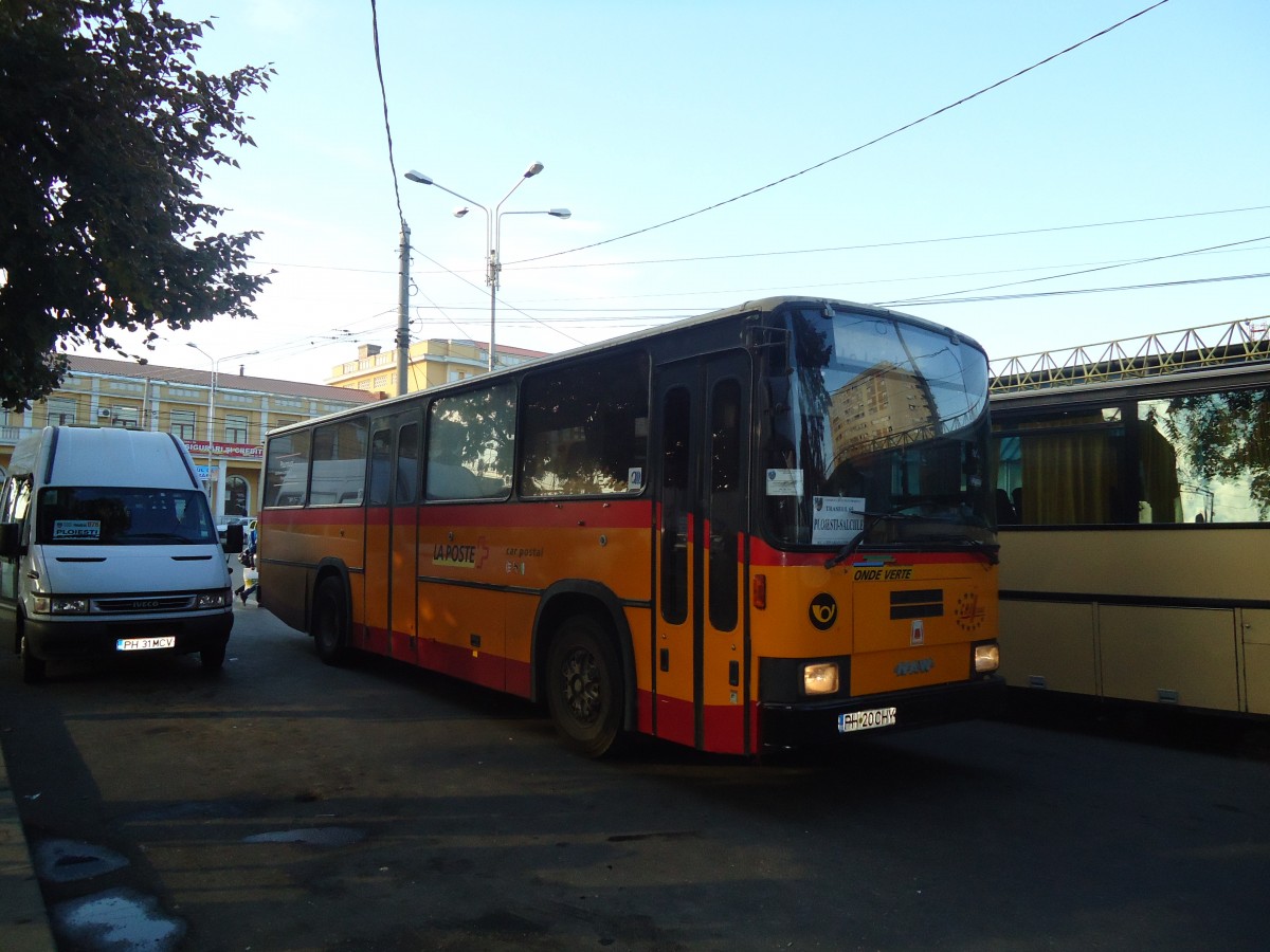 (136'385) - ??? - PH 20 CHY - NAW/R&J (ex CarPostal Ouest/CH) am 5. Oktober 2011 beim Bahnhof Ploiesti Sd