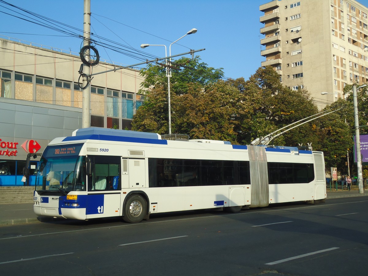 (136'387) - RATP Ploiesti - Nr. 5920/PH 925 - Neoplan Gelenkduobus (ex TL Lausanne/CH Nr. 810) am 5. Oktober 2011 beim Bahnhof Ploiesti Sd 