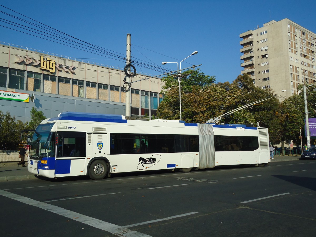 (136'422) - RATP Ploiesti - Nr. 5913/PH 918 - Neoplan Gelenkduobus (ex TL Lausanne/CH) am 5. Oktober 2011 beim Bahnhof Ploiesti Sd